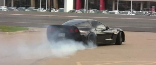 VIDEO: Cocalarul anului vine din SUA! Un taran texan o arde in figuri si se face de cacao in mijlocul strazii!