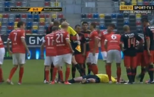 FIFA l-a trimis sa se antreneze prin parcuri dupa ce a facut KO un arbitru! Un capitan rateaza visul de Liga si duelul cu Messi: