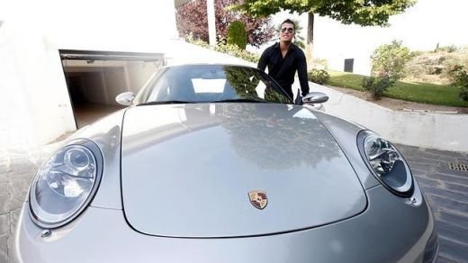 SOSIA lui Cristiano Ronaldo profita din plin de succesul jucatorului de la Real: Se umple de bani fara sa faca nimic! FOTO_5