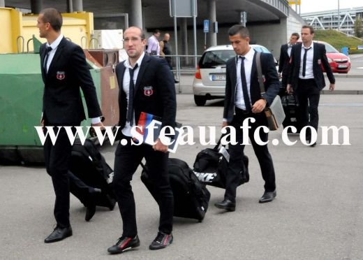 FOTO Men in black! Steaua a ajuns la Stuttgart! Reghe a primit un cadou SURPRIZA din partea jucatorilor! Ce tricou i-au facut: