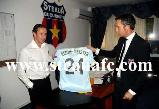 FOTO Men in black! Steaua a ajuns la Stuttgart! Reghe a primit un cadou SURPRIZA din partea jucatorilor! Ce tricou i-au facut:_9