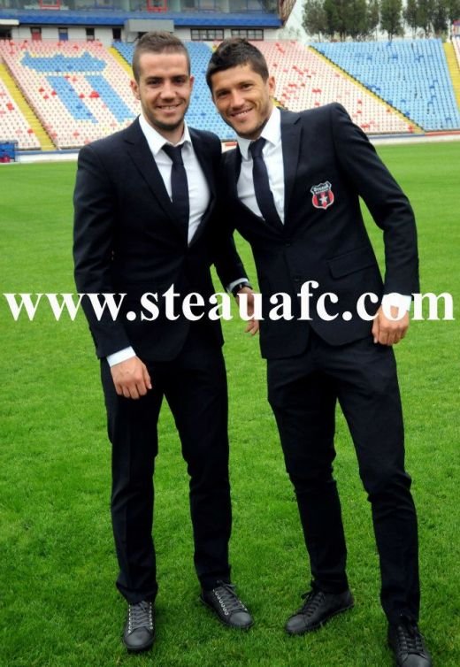 FOTO Men in black! Steaua a ajuns la Stuttgart! Reghe a primit un cadou SURPRIZA din partea jucatorilor! Ce tricou i-au facut:_10