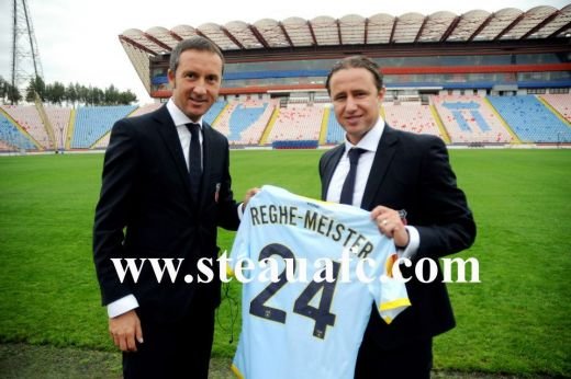 FOTO Men in black! Steaua a ajuns la Stuttgart! Reghe a primit un cadou SURPRIZA din partea jucatorilor! Ce tricou i-au facut:_12