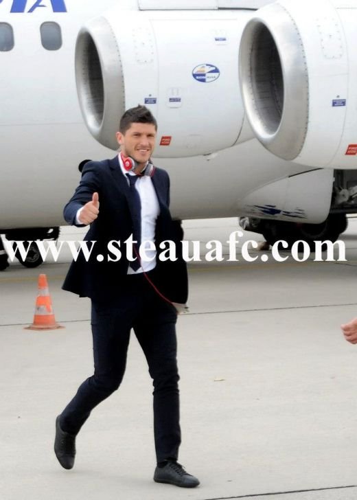 FOTO Men in black! Steaua a ajuns la Stuttgart! Reghe a primit un cadou SURPRIZA din partea jucatorilor! Ce tricou i-au facut:_14
