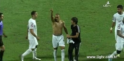 Faza UNICA in fotbal cu un jucator REFUZAT de Steaua! CAT DE DISPERAT sa fii sa faci asta? A ramas DEZBRACAT pe teren dupa gol! VIDEO DEMENTIAL