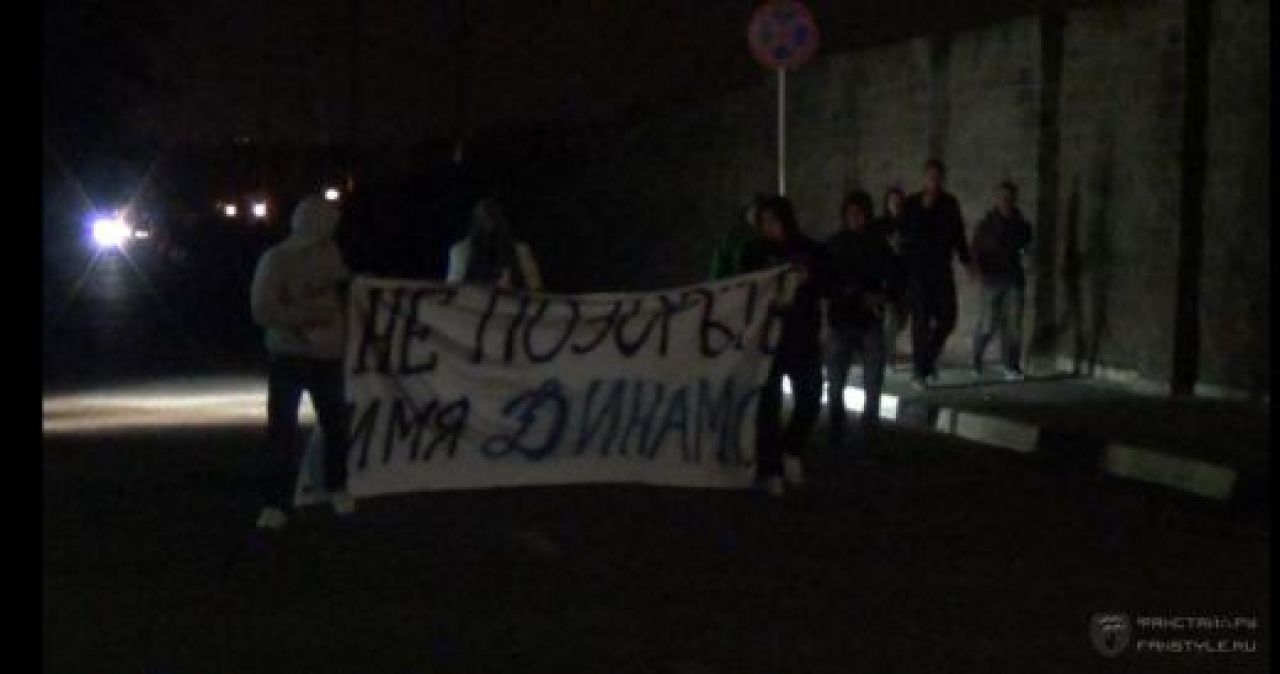 FOTO Scene INCREDIBILE la Moscova! Fanii au ATACAT cantonamentul lui Dan Petrescu! Mesajul DUR pentru SuperDan si jucatori:_2