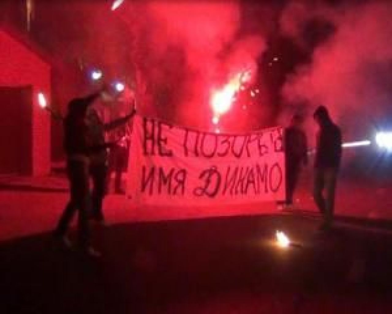 FOTO Scene INCREDIBILE la Moscova! Fanii au ATACAT cantonamentul lui Dan Petrescu! Mesajul DUR pentru SuperDan si jucatori:_7