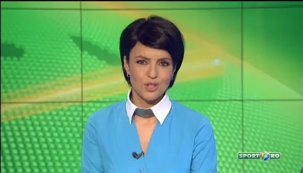 Urmariti-o cu atentie pe blonda asta: A dat din coate ca sa faca o poza cu Becali! Cum a trait seful Stelei meciul cu Stuttgart: