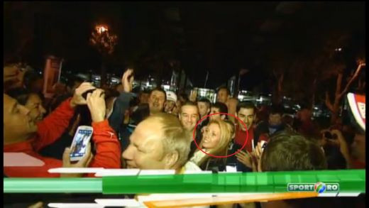 Urmariti-o cu atentie pe blonda asta: A dat din coate ca sa faca o poza cu Becali! Cum a trait seful Stelei meciul cu Stuttgart: