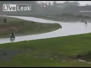 VIDEO SENZATIONAL! Spectatorii si oficialii au murit de RAS! Prima simulare din motociclism! Incercarea PENIBILA de a opri o cursa: