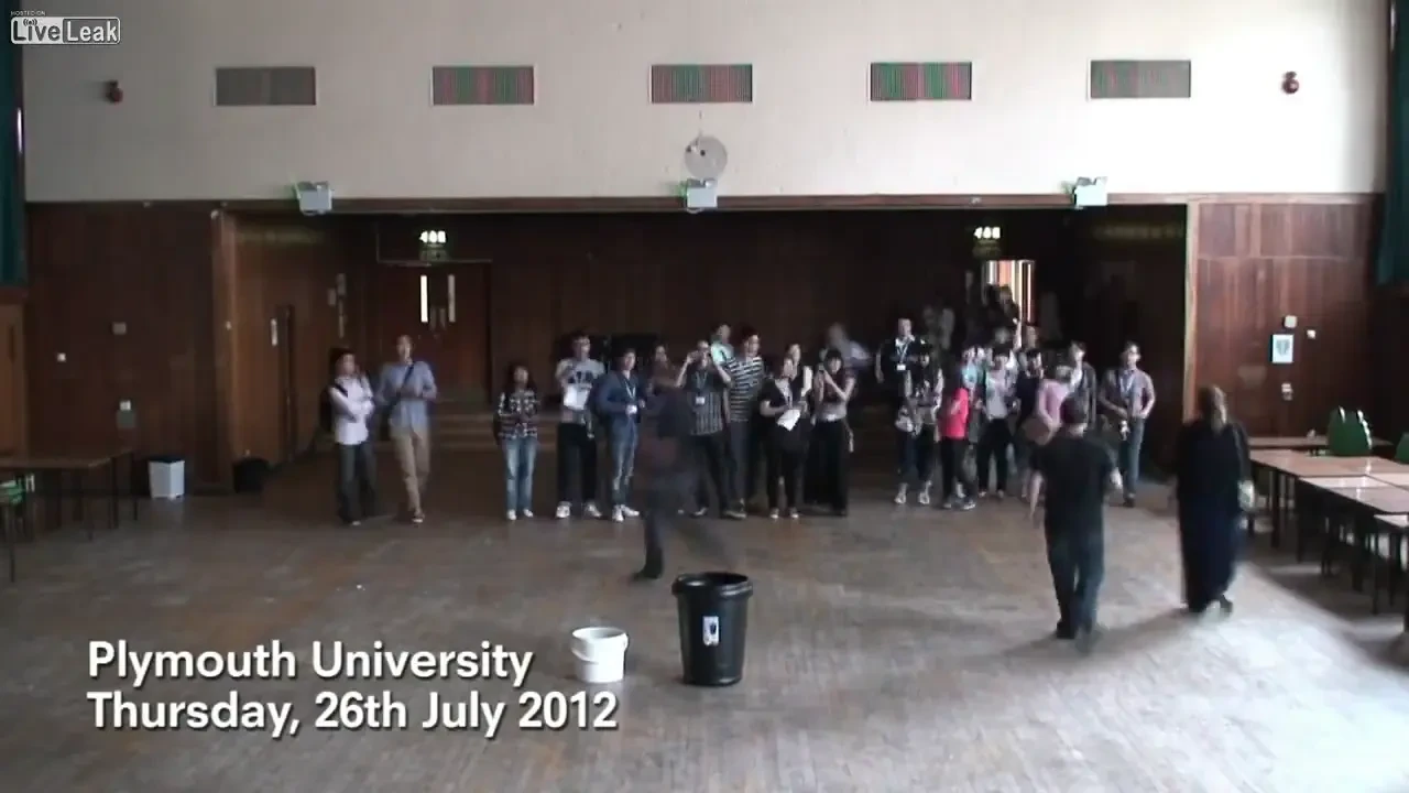 VIDEO Cel mai tare EXPERIMENT! Ce se intampla cu 1500 de mingi de ping pong in contact cu o sticla de azot lichid? Vezi aici: