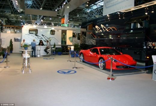 VIDEO Autocarul GENIAL de 1,5 milioane de euro! Abramovic SIGUR isi ia asta! Casa mobila de LUX cu garaj pentru Ferrari:_2