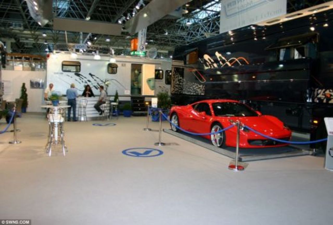 VIDEO Autocarul GENIAL de 1,5 milioane de euro! Abramovic SIGUR isi ia asta! Casa mobila de LUX cu garaj pentru Ferrari:_2