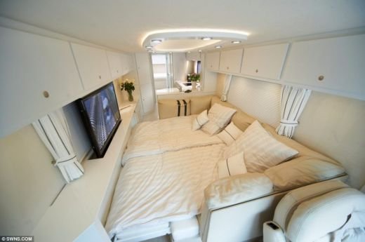 VIDEO Autocarul GENIAL de 1,5 milioane de euro! Abramovic SIGUR isi ia asta! Casa mobila de LUX cu garaj pentru Ferrari:_3