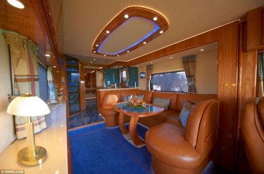 VIDEO Autocarul GENIAL de 1,5 milioane de euro! Abramovic SIGUR isi ia asta! Casa mobila de LUX cu garaj pentru Ferrari:_5