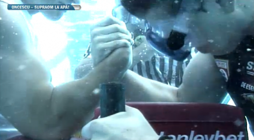 Oncescu e in Cartea Recordurilor! A mers cu haltera de 59 de kg pe sub apa! VIDEO cu super performanta!_2