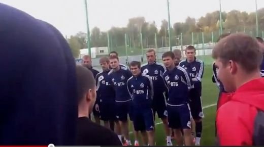 VIDEO GENIAL! Fanii l-au bagat in sedinta pe Petrescu! "Baaaa, voi sunteti DINAMO!" Au facut INSTRUCTIE cu fotbalistii in cantonament!