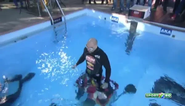Oncescu e in Cartea Recordurilor! A mers cu haltera de 59 de kg pe sub apa! VIDEO cu super performanta!