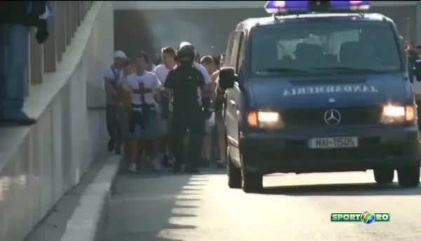 Rapidistii, pregatiti de RAZBOI: Au aruncat cu petarde in Piata Victoriei, unul avea BOX la el! Doi suporteri, dusi la sectie!