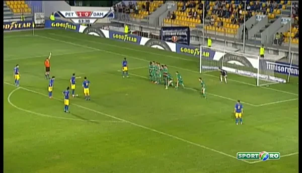 VIDEO GENIAL! A distrus zidul cu MACIUCA! Faza zilei in Cupa Romaniei! Mingea trece prin 3 oameni si intra in poarta