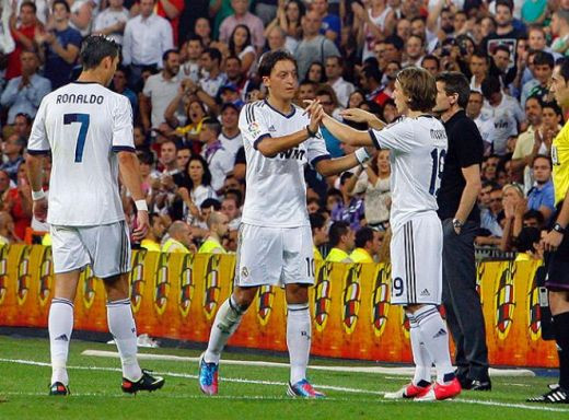 Mourinho a avut un SOC: 70.000 de fani ai lui Real i-au dat o veste proasta! Ozil sau Modric? Vezi pe cine au votat suporterii: