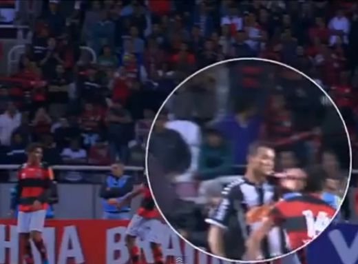 30.000 de fluieraturi l-au facut INUTIL pe Ronaldinho: Fotbalul jucat la CACEALMA a facut o victima! Faza care a stricat un meci: VIDEO
