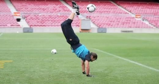 Cea mai spectaculoasa lovitura DIN ISTORIE pentru portari e COPIATA la Barcelona! Magicianul care se pregateste sa-i ia fata lui Messi cu o MEGA aroganta