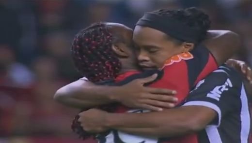 Revenire EMOTIONANTA a lui Ronaldinho pe stadionul GROAZEI! Fanii i-au facut meciul un cosmar, a parasit terenul in lacrimi: VIDEO