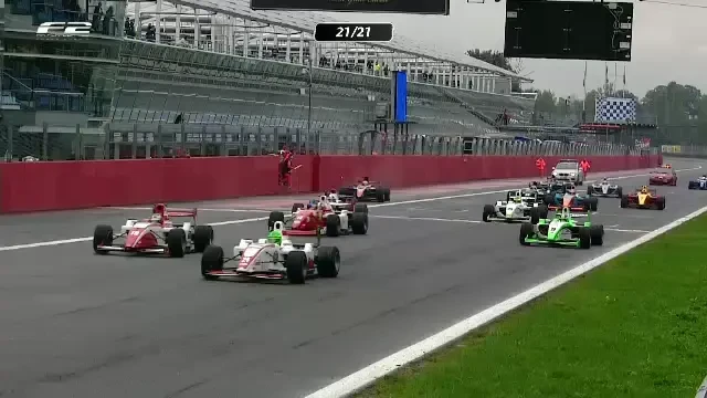 Nu i-a mai mers ca pe roate! Marinescu a fost departe de victorie la Monza! Cauciucurile i-au facut din nou probleme! VIDEO