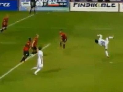 Asta e omul-foarfeca! Un coleg al lui Bogdan Stancu a distrus-o pe Galatasaray cu un gol magnific! Material de studiu pentru Kapetanos :)