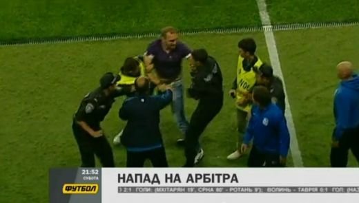 Razbunare SUPREMA sub ochii unui stelist! Un fan DEMENT a intrat pe terem sa-l ia la OMOR pe arbitru! Faza SOCANTA pe stadioane