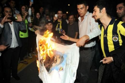A fost dat afara la doua saptamani dupa ce si-a vazut STATUIA in fata stadionului! IDOLUL sustinut de suporteri, victima GELOZIEI: