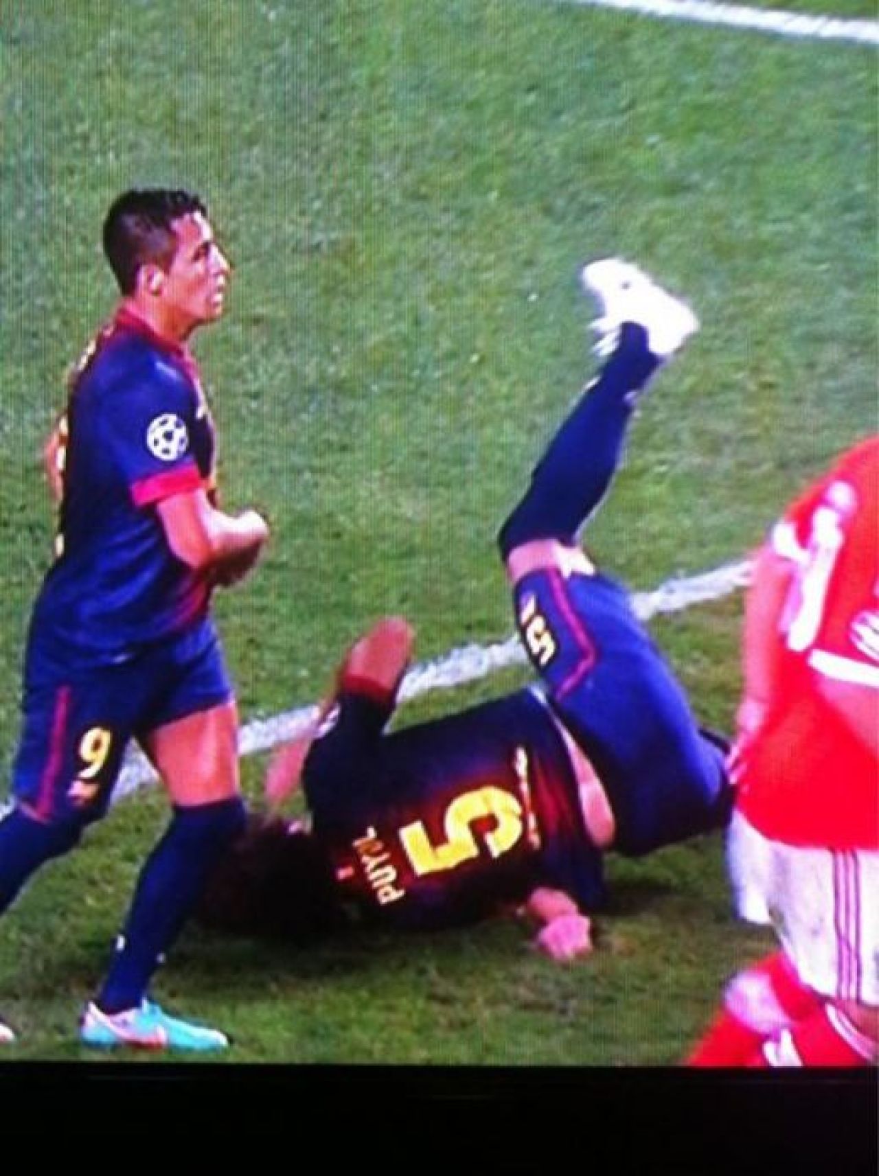 Veste cutremuratoare: Puyol a suferit o accidentare HORROR in meciul cu Benfica si poate rata TOT sezonul! Cum s-a accidentat: FOTO SOCANT!!!_3