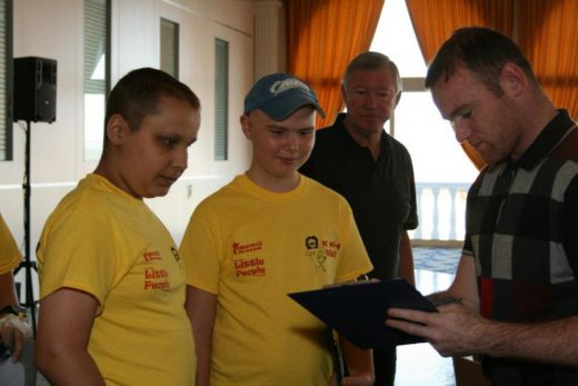 Gestul mai presus decat ORICE cuvinte! Meciul cu CFR a trecut pe locul doi pentru Sir Alex! Vezi ce le-a adus LACRIMI in ochi lui Rooney si Van Persie: