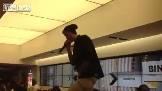 Microsoft a angajat un rapper BOLNAV cu capul: Dupa fix doua minute l-au concediat! VIDEO INCREDIBIL