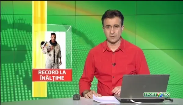 Asta e cel mai nebun om de pe planeta! Isi risca viata cu o saritura de la 37.000 de metri! Cea mai spectaculoasa saritura vazuta vreodata e in direct la Sport.ro: