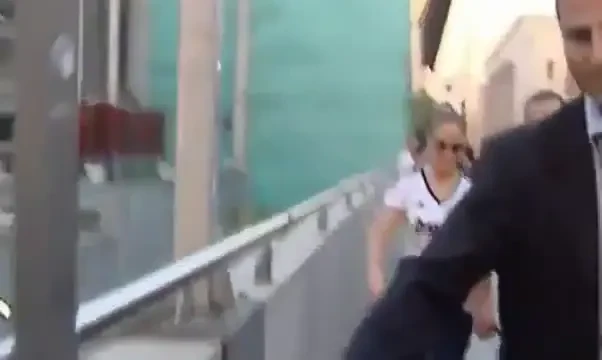VEDETA care a socat Spania! O recunosti? Vezi cine s-a plimbat cu tricoul lui Real Madrid prin oras, de mana cu iubitul ei! SUPER VIDEO