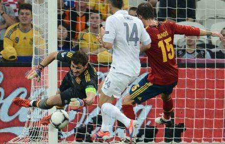 A facut-o si pe asta! Casillas este nebunul preliminariilor! Vezi cu ce tricou a intrat in vestiar: Dumnezeule, DA-L JOS imediat!