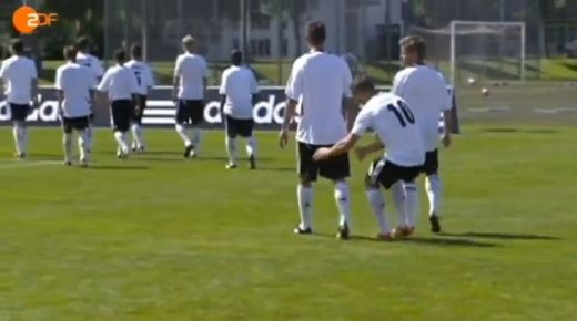 ZBURAI de la nationala daca ii faceai asa lui Piturca! Podolski SI-A BATUT JOC de unul dintre antrenorii nationalei: VIDEO