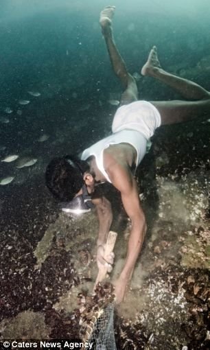 FOTO Descoperire INCREDIBILA in Oceanul Indian! Oamenii astia sunt UNICI pe fata pamantului! Modul in care prind peste socheaza planeta!_8