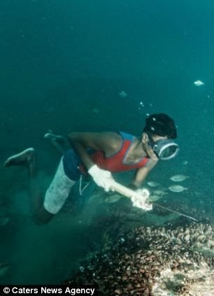 FOTO Descoperire INCREDIBILA in Oceanul Indian! Oamenii astia sunt UNICI pe fata pamantului! Modul in care prind peste socheaza planeta!_10