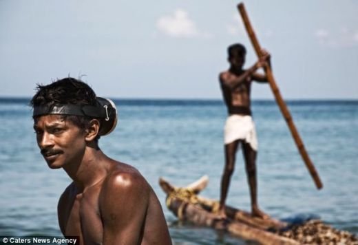 FOTO Descoperire INCREDIBILA in Oceanul Indian! Oamenii astia sunt UNICI pe fata pamantului! Modul in care prind peste socheaza planeta!_12