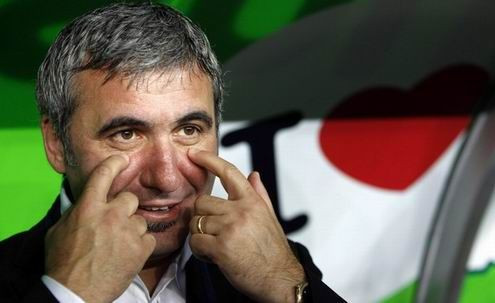 Gest IN-CRE-DI-BIL: Un fotbalist din nationala Turciei i-a PUPAT MANA lui Hagi: E o legenda pentru mine