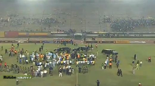 Drogba, atacat de fanii furiosi din Senegal: Meciul a fost intrerupt dupa ce tribuna a luat foc! 4 jucatori din Anglia au trait in pericol: VIDEO