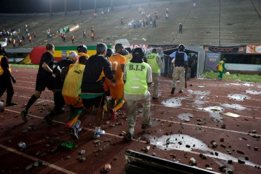 Incidente GRAVE in Africa! Meciul Senegal - Coasta de Fildes a fost suspendat din cauza violentelor, fanii au vrut sa dea foc la stadion! Drogba, aproape sa fie linsat de fani! VIDEO
