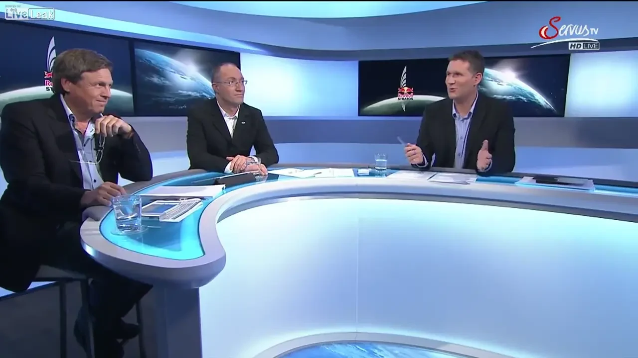 VIDEO PREMIERA! Imagini UNICE cu saltul lui Felix Baumgartner! Cum s-a vazut saritura de la 39.000 de metri de pe CASCA austriacului!