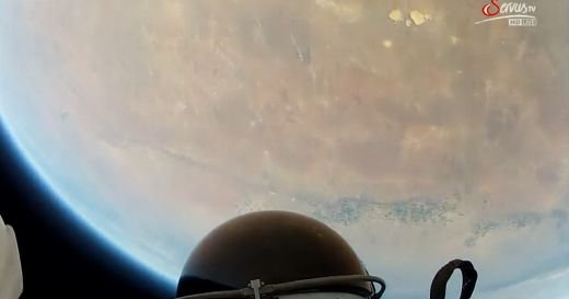 VIDEO PREMIERA! Imagini UNICE cu saltul lui Felix Baumgartner! Cum s-a vazut saritura de la 39.000 de metri de pe CASCA austriacului!