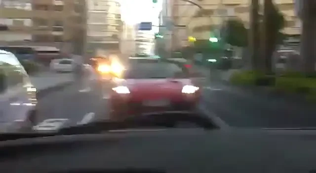VIDEO GENIAL! Dovada ca femeile sunt NEBUNE dupa masinile frumoase! Un Ferrari a provocat ORGASM pe sosea!