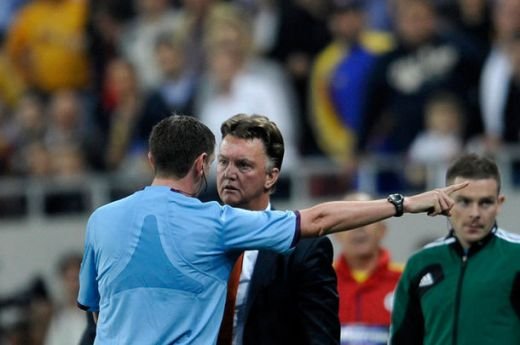 'Ba, tu esti ABSOLUT CRETIN!' Faza UNICA pe National Arena! Arbitrul s-a facut de ras cu o decizie INCREDIBILA! S-a temut ca 53.000 de oameni vin peste el! Cum a FURAT pentru noi