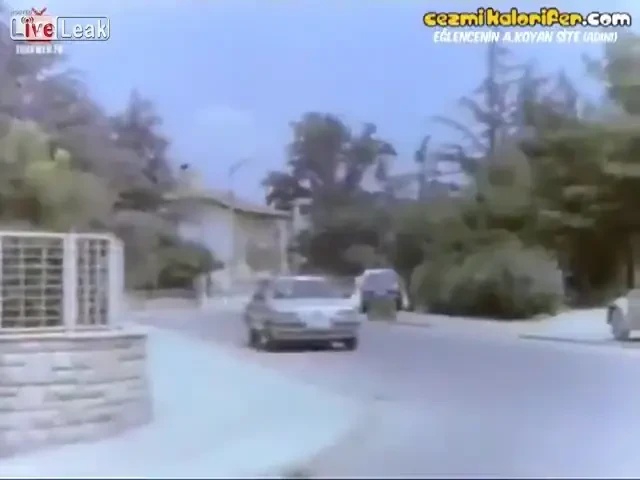 VIDEO DEMENTIAL! Cea mai PROASTA scena vazuta vreodata intr-un film! Cum MOARE acest personaj: